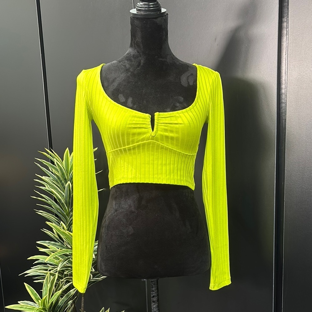 Zara Crop, V-cut scoop neck,tight fit, stretch,textured,long sleeve